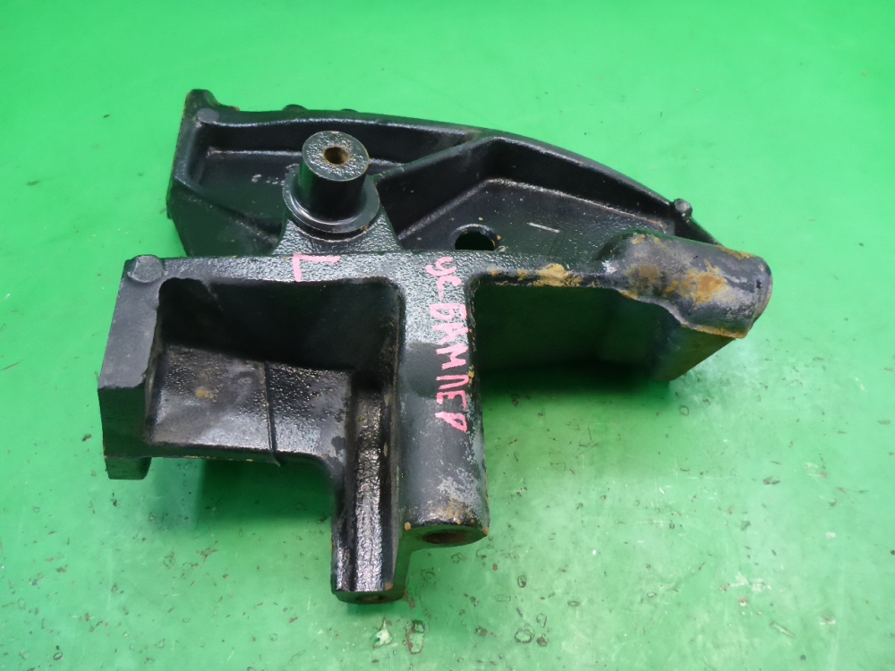 Кронштейн переднего бампера левый