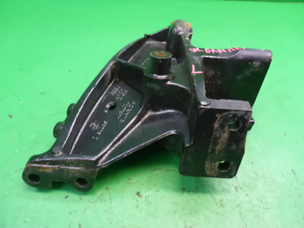 Кронштейн переднего бампера левый