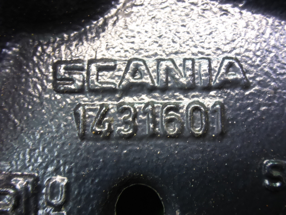 Кронштейн переднего бампера левый