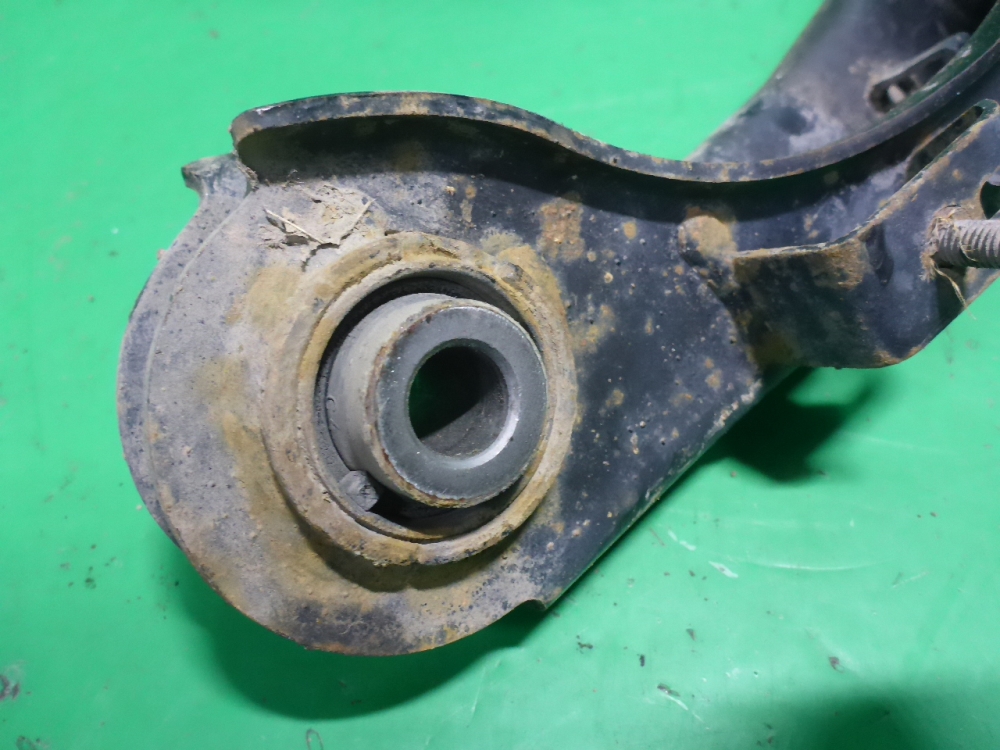 Рычаг задний поперечный правый