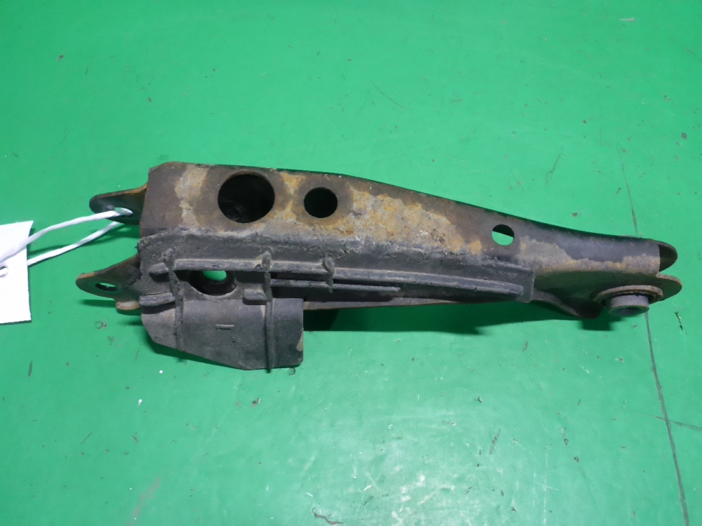 Рычаг задний поперечный правый