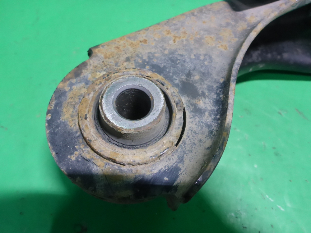 Рычаг задний поперечный правый