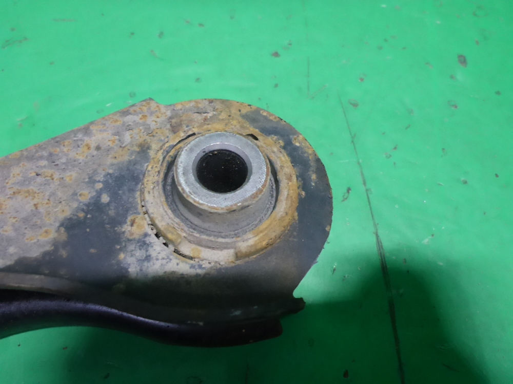 Рычаг задний поперечный правый