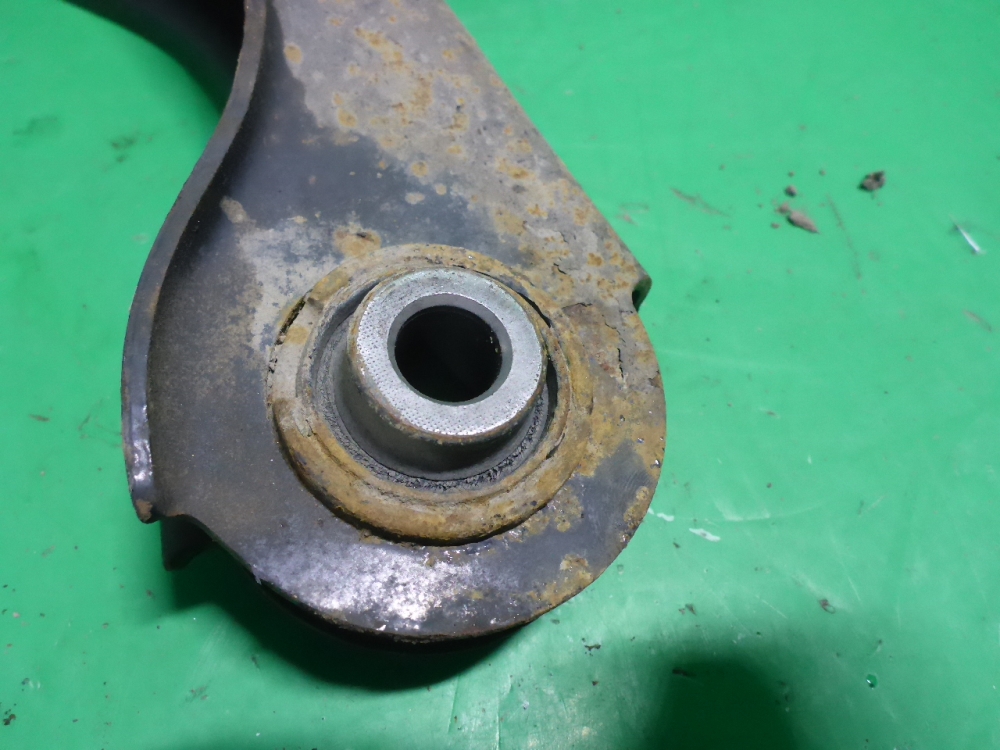 Рычаг задний поперечный левый