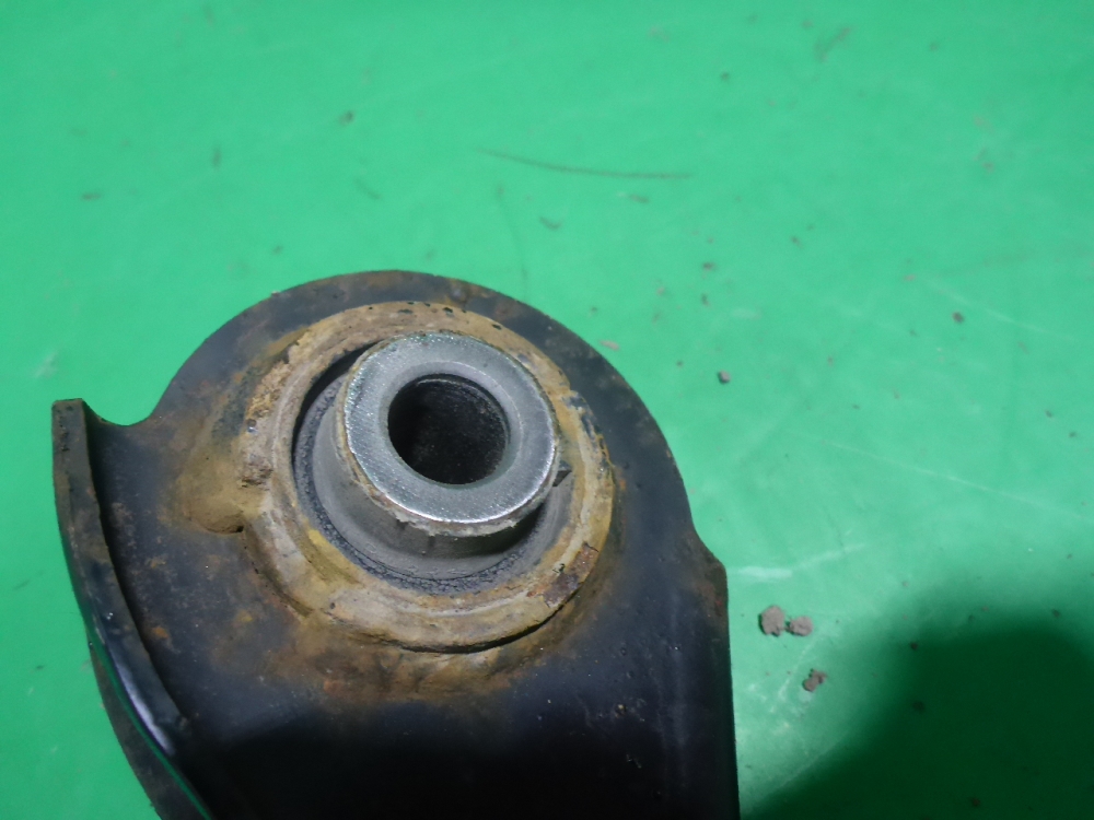 Рычаг задний поперечный левый