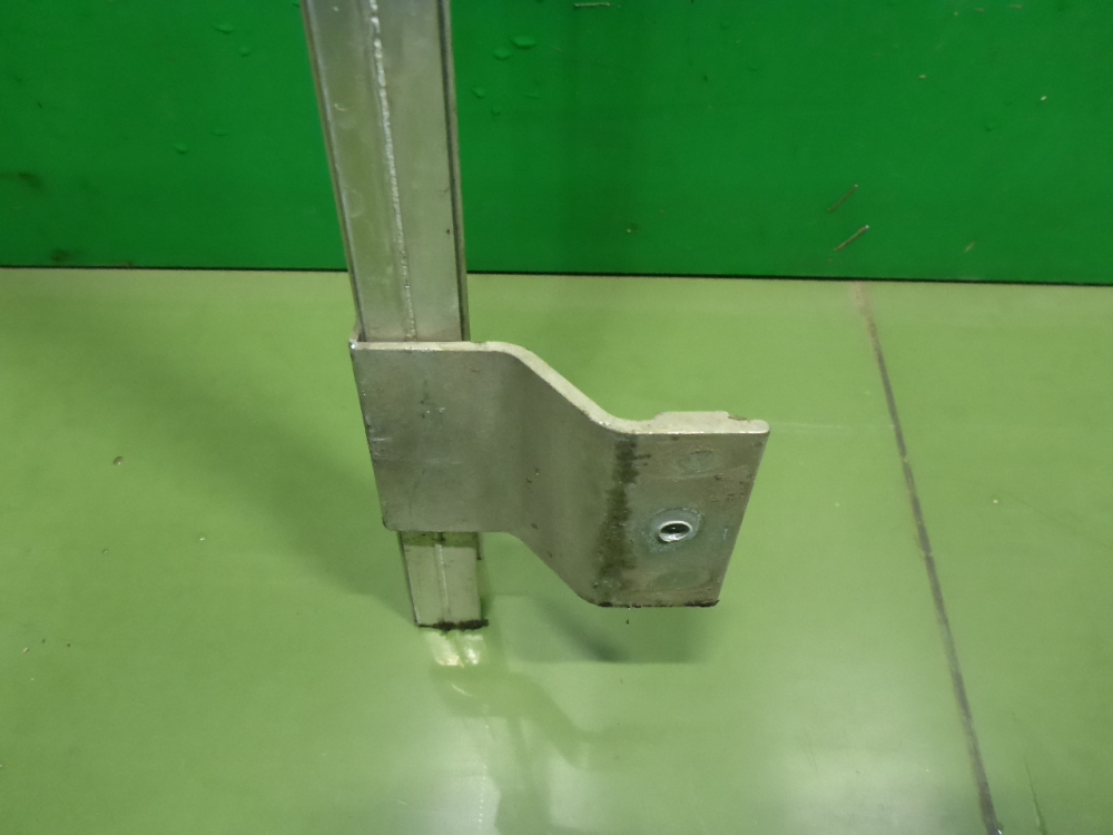 Направляющая стекла двери