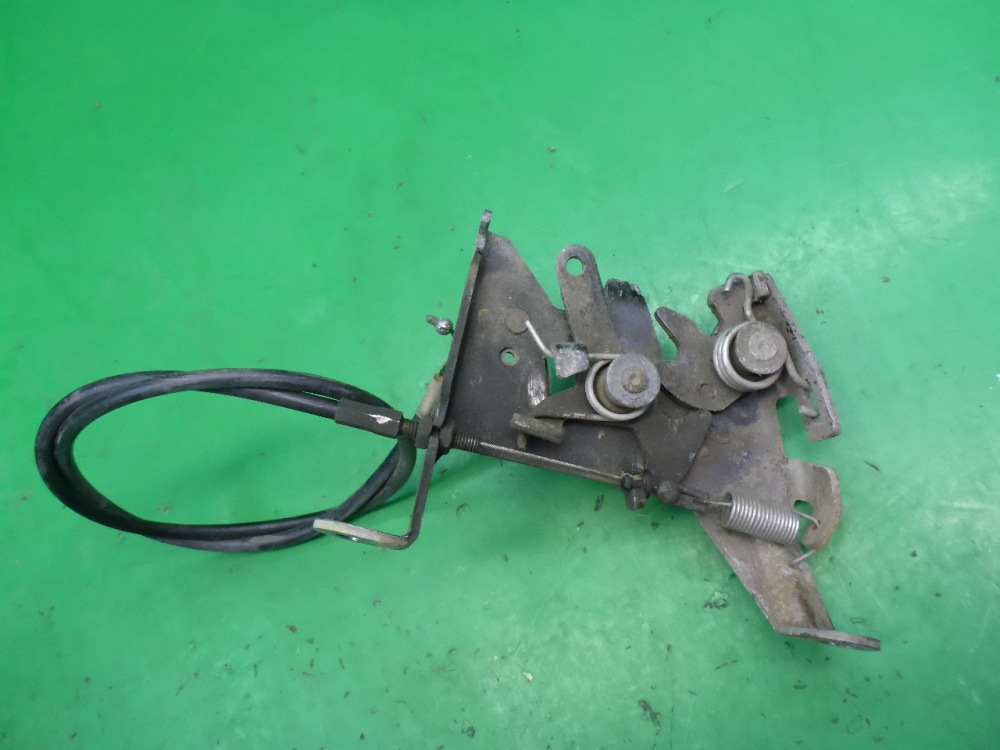 Замок капота