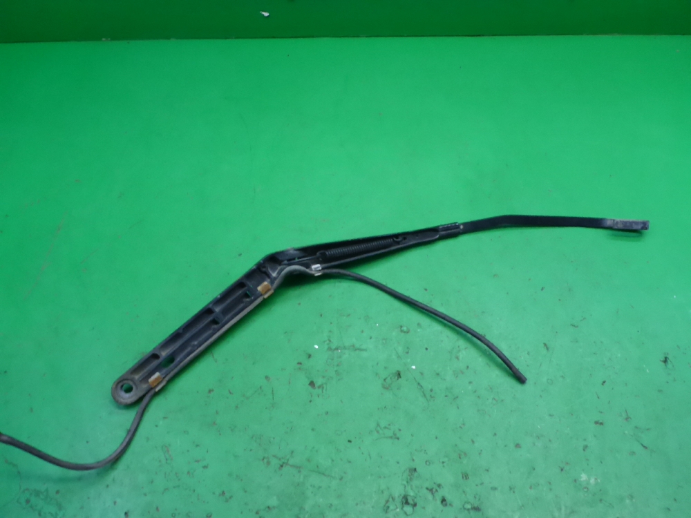 Поводок стеклоочистителя передний правый