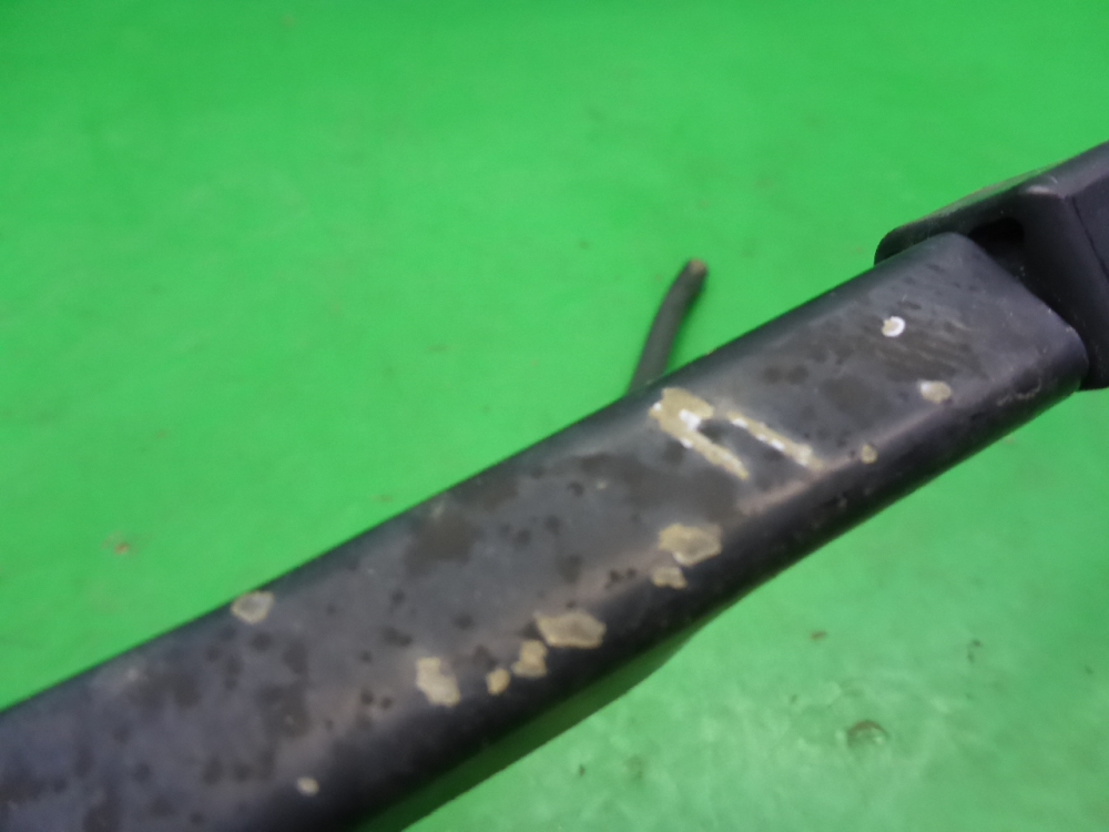 Поводок стеклоочистителя передний левый