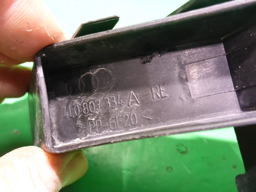 Кронштейн переднего бампера правый