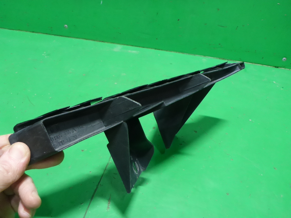 Кронштейн переднего бампера правый