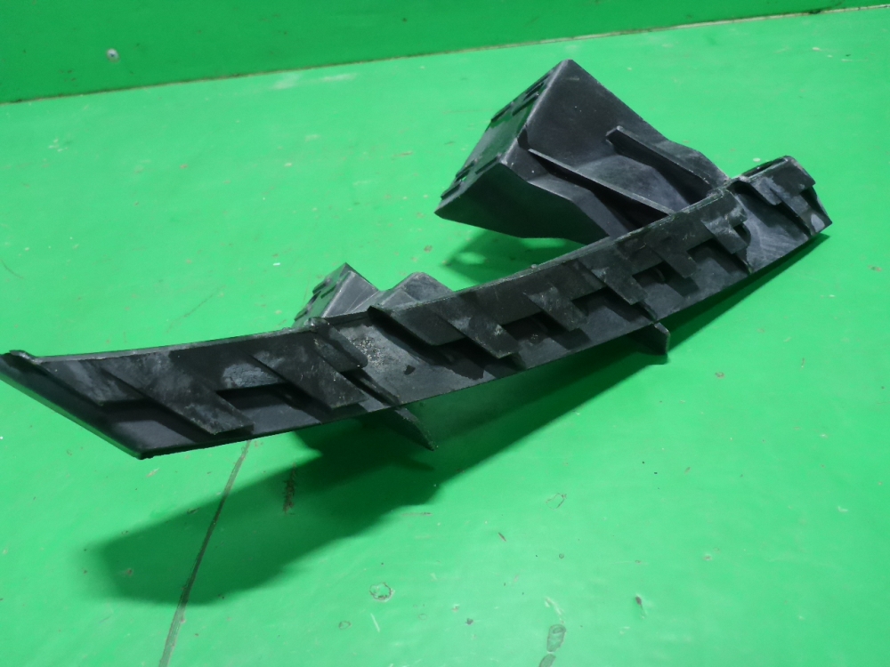 Кронштейн переднего бампера правый