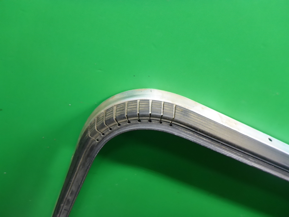 Направляющая стекла двери