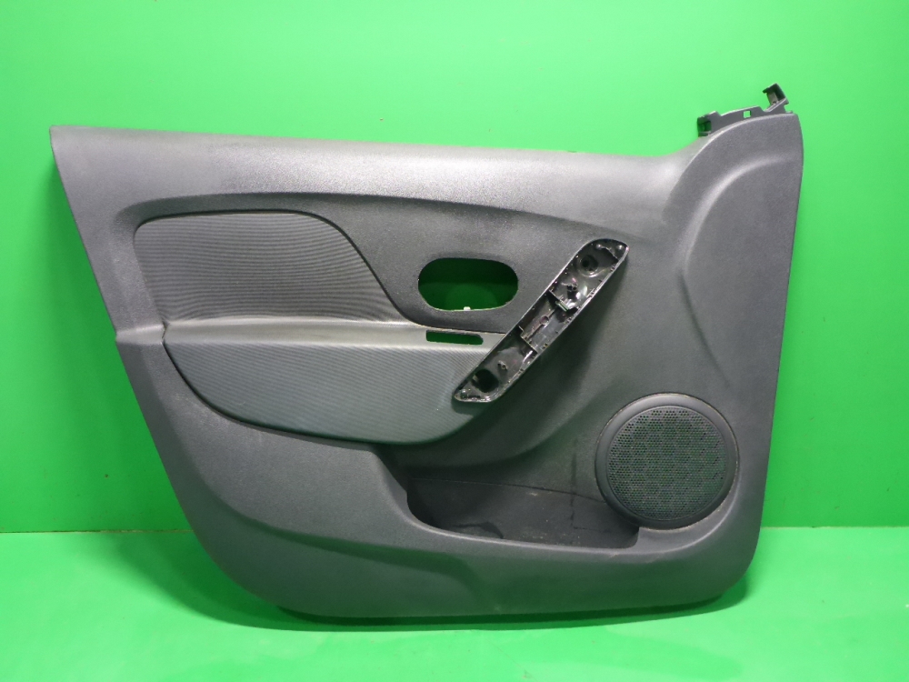 Обшивка двери передней левой