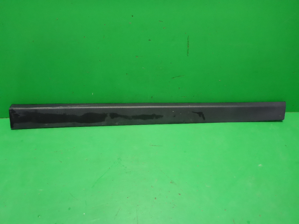 Накладка двери передней правой