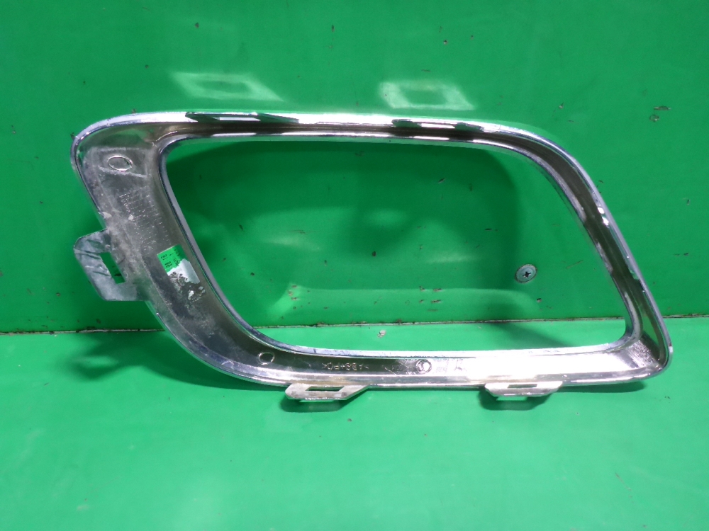 Рамка противотуманной фары правой