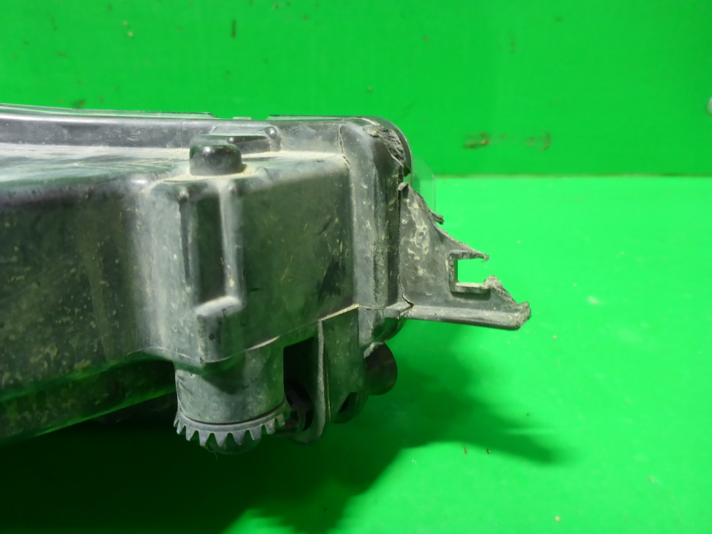 Фара противотуманная левая