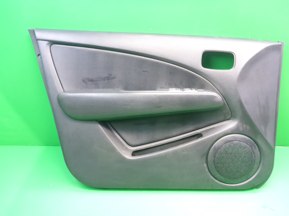 Обшивка двери передней левой