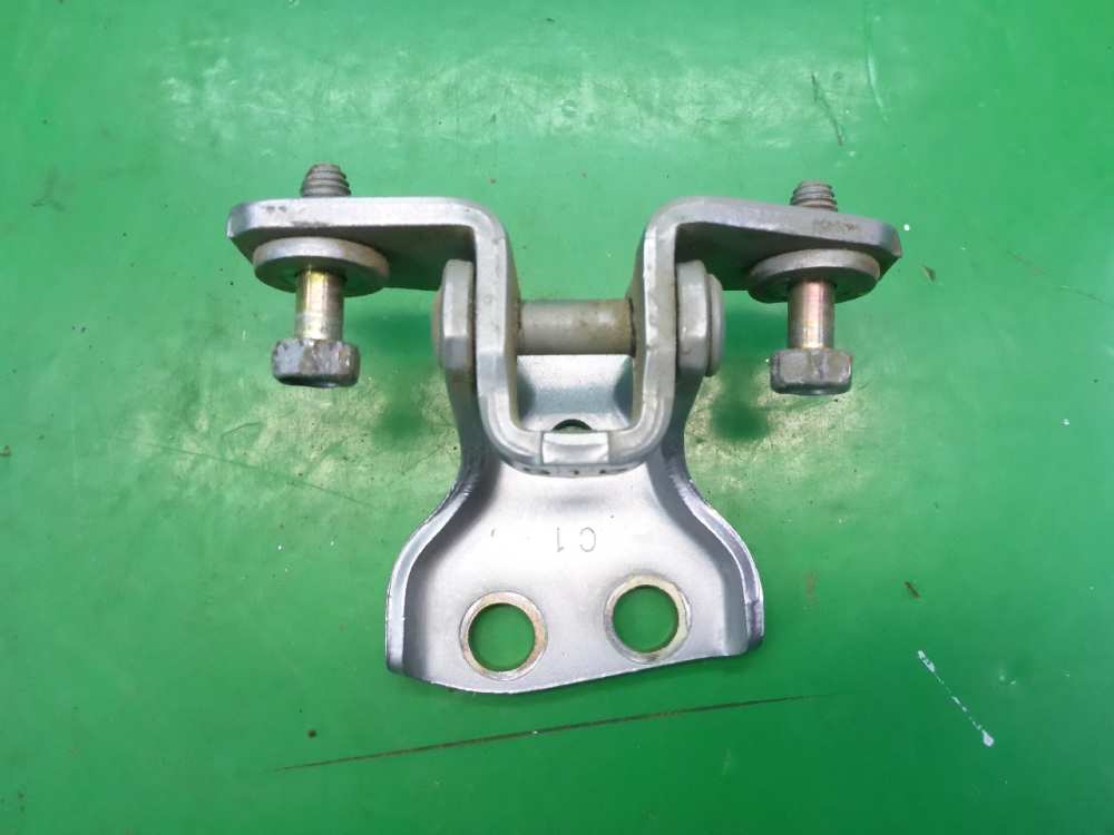 Петля двери задней правой верхняя