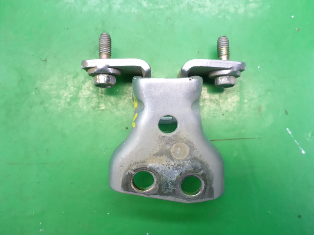 Петля двери задней правой верхняя