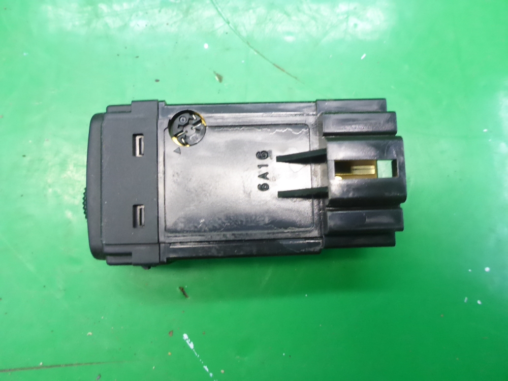 Кнопка освещения панели приборов