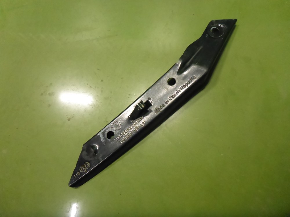 Кронштейн переднего бампера левый