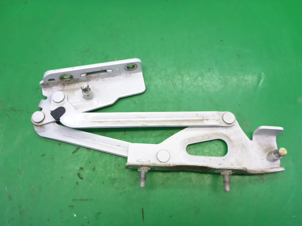 Петля крышки багажника