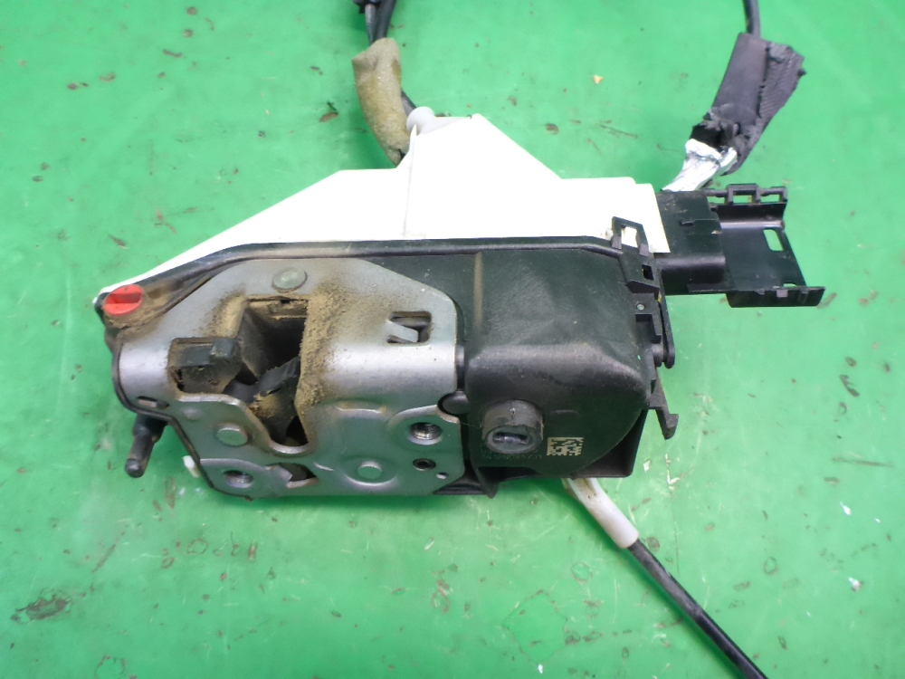 Замок двери задней левой