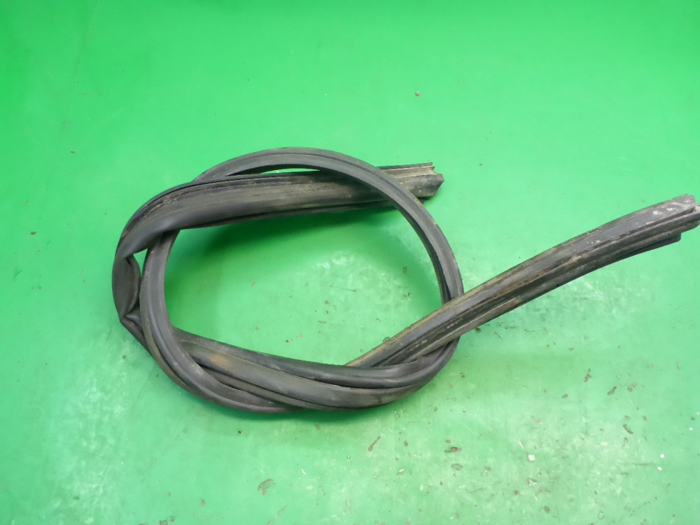 Уплотнитель капота