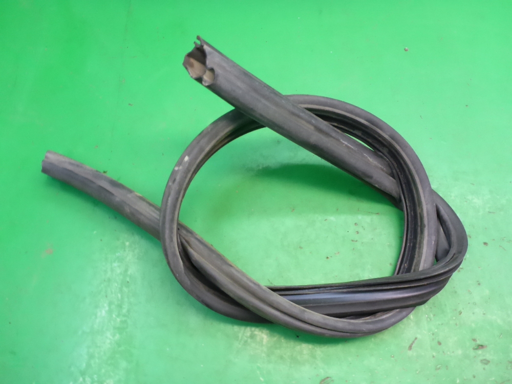 Уплотнитель капота