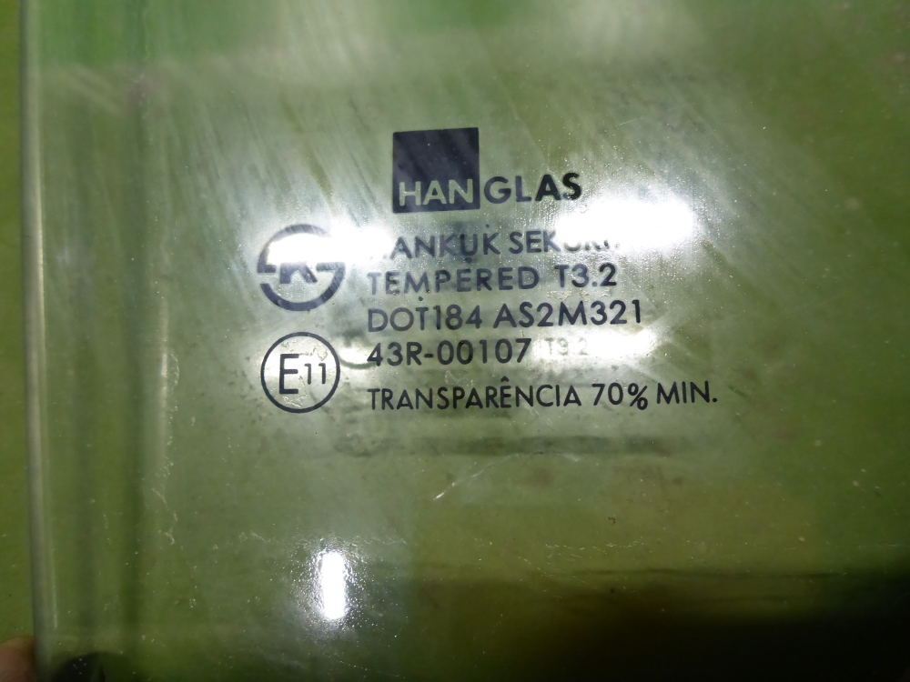 Стекло двери задней правой