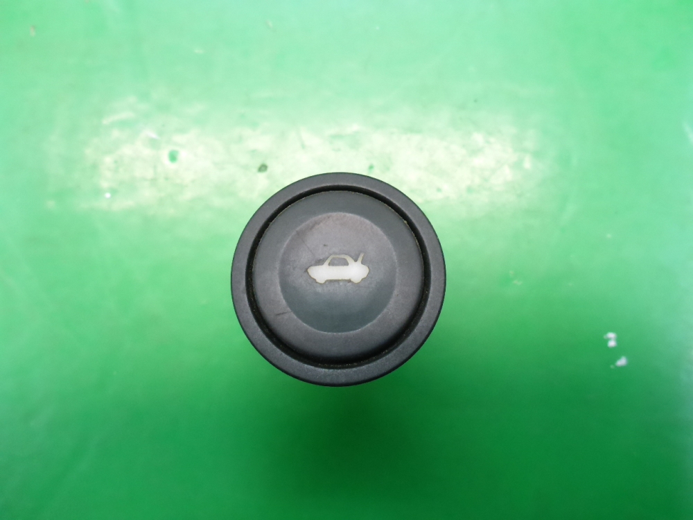 Кнопка открывания багажника