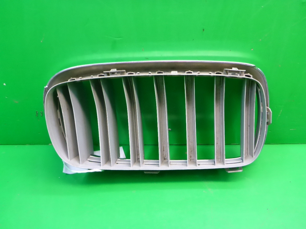 Решетка радиатора левая