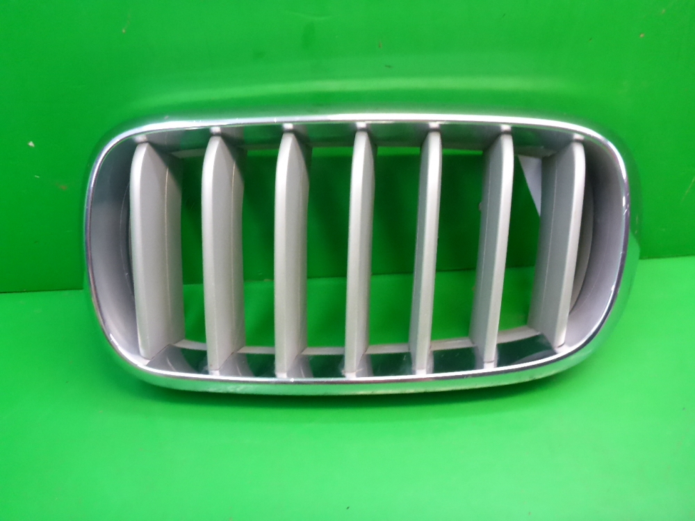 Решетка радиатора левая