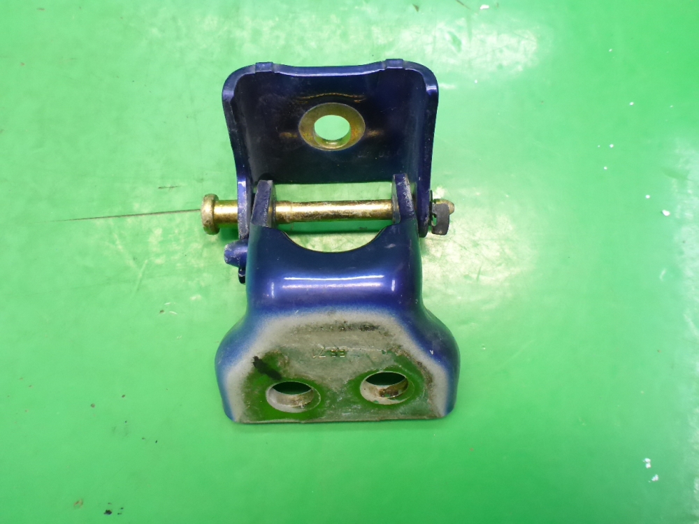 Петля двери задней левой верхняя