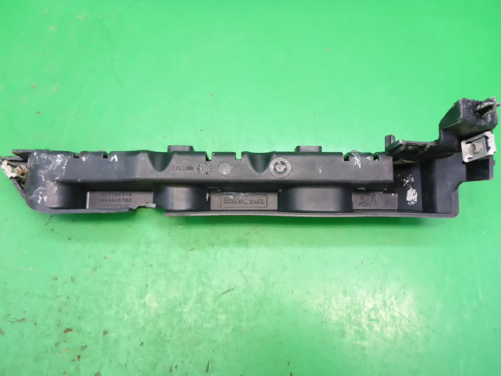 Кронштейн переднего бампера левый