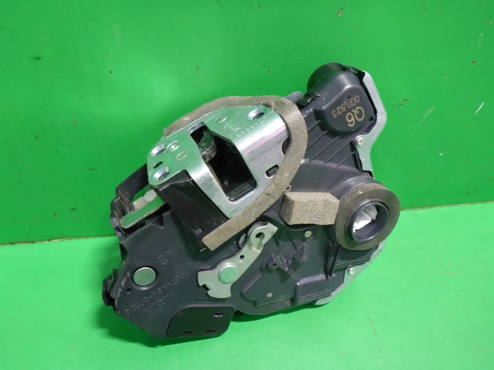 Замок двери передней правой