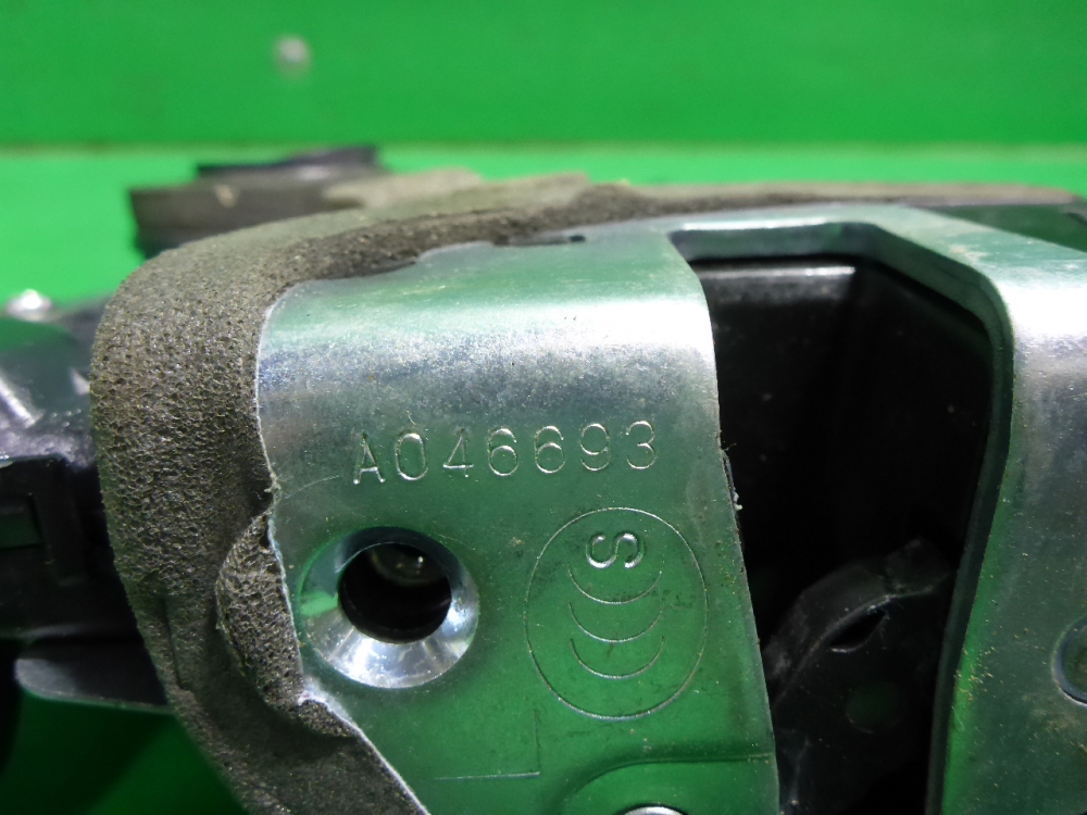 Замок двери передней правой