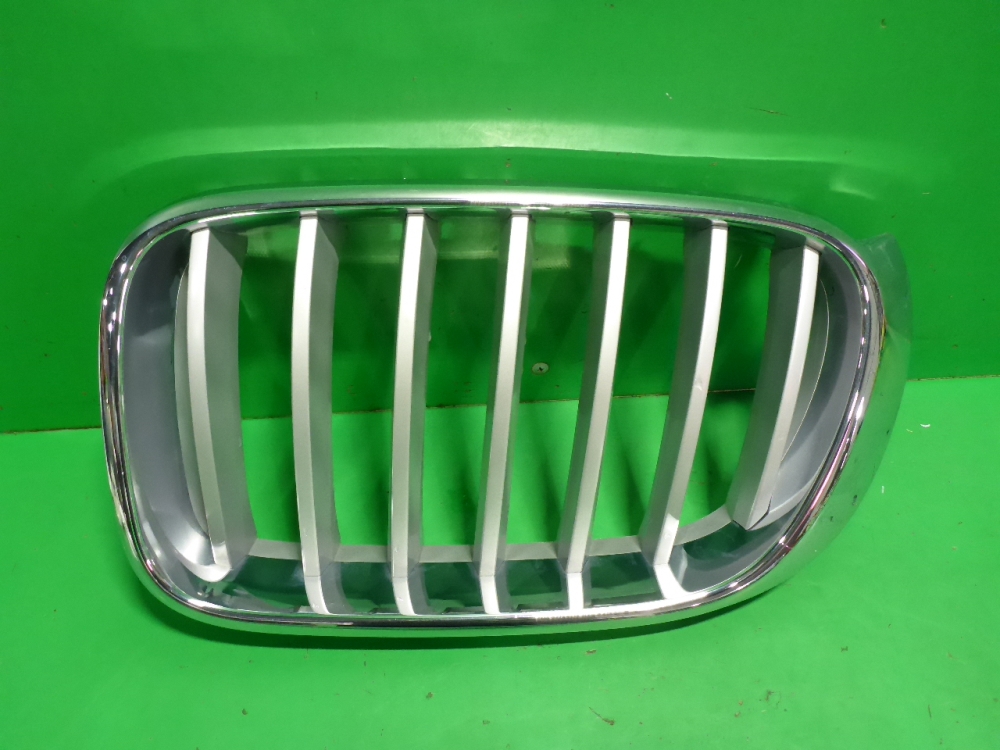 Решетка радиатора левая