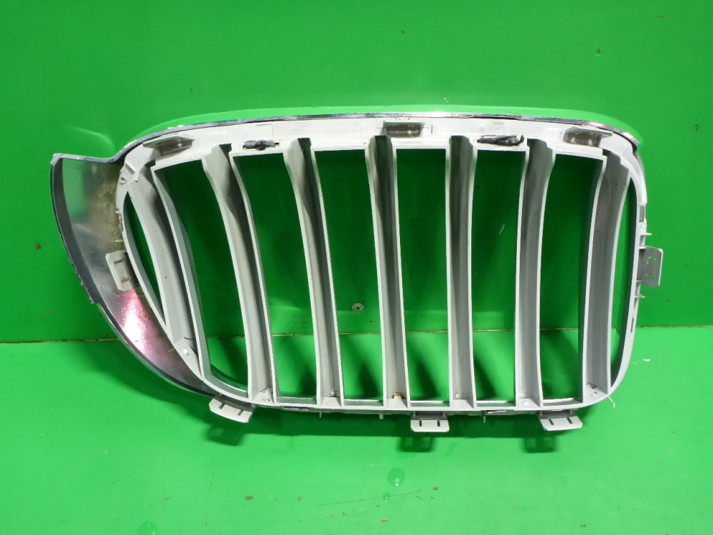 Решетка радиатора левая