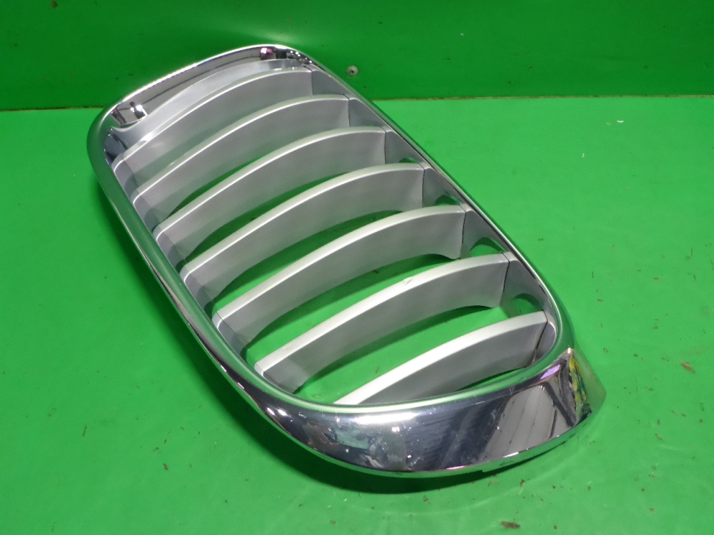 Решетка радиатора левая