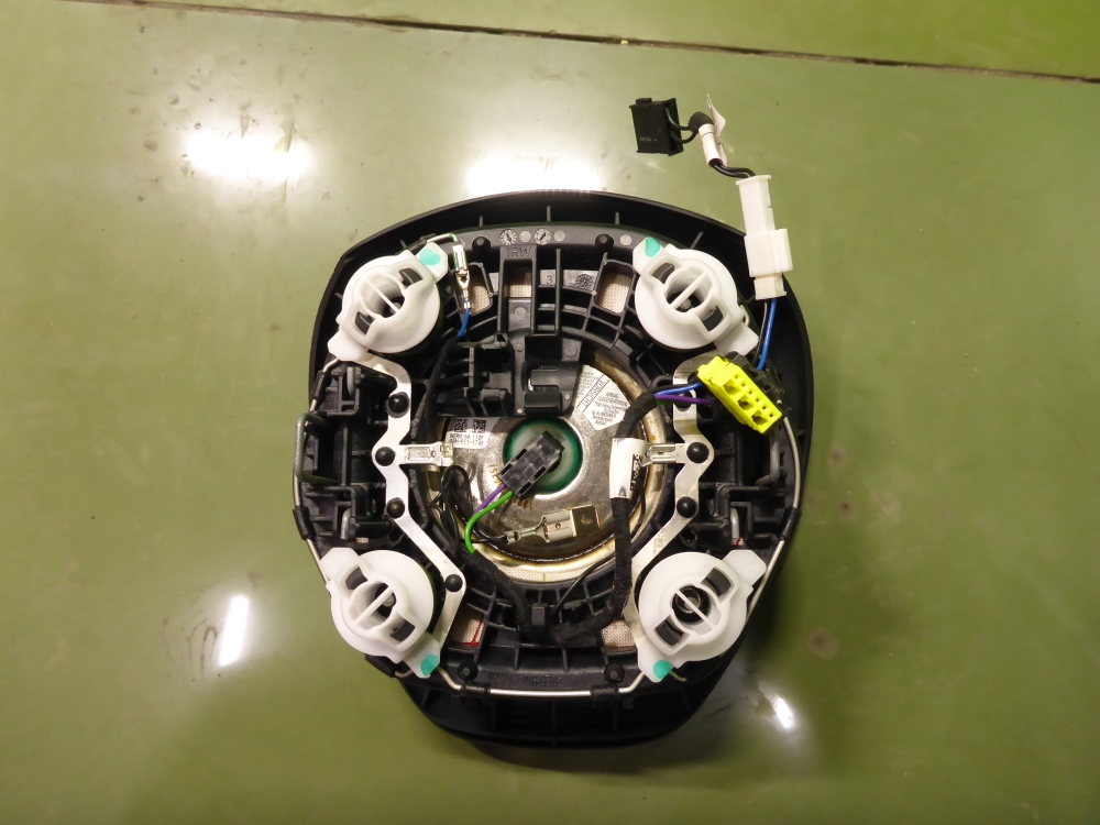 Подушка безопасности в рулевое колесо