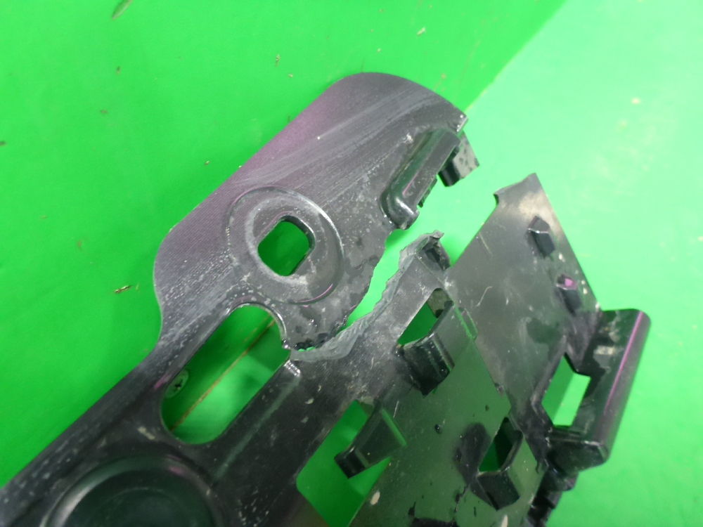 Кронштейн заднего бампера