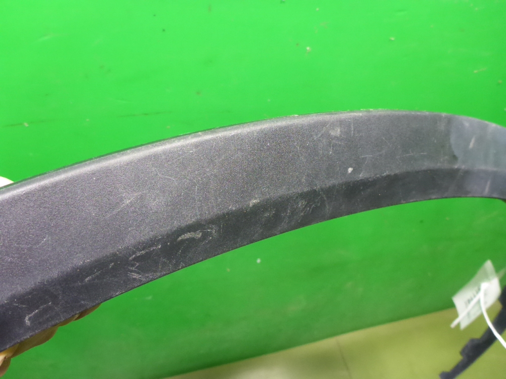 Накладка переднего крыла правого