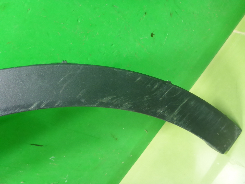 Накладка переднего крыла правого