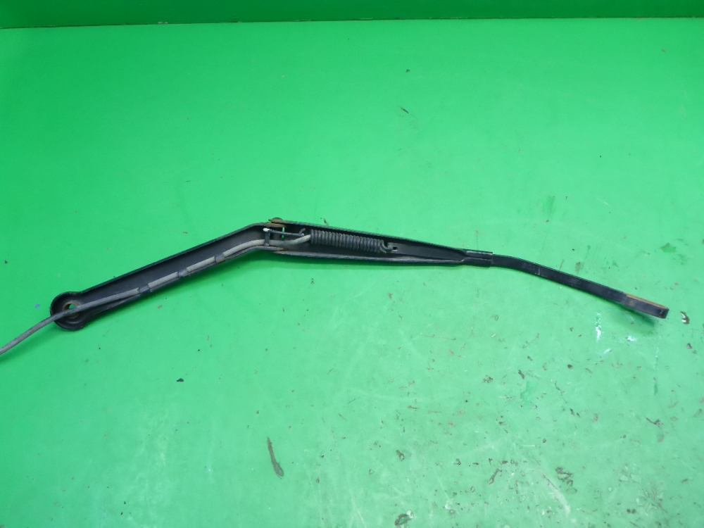 Поводок стеклоочистителя передний правый