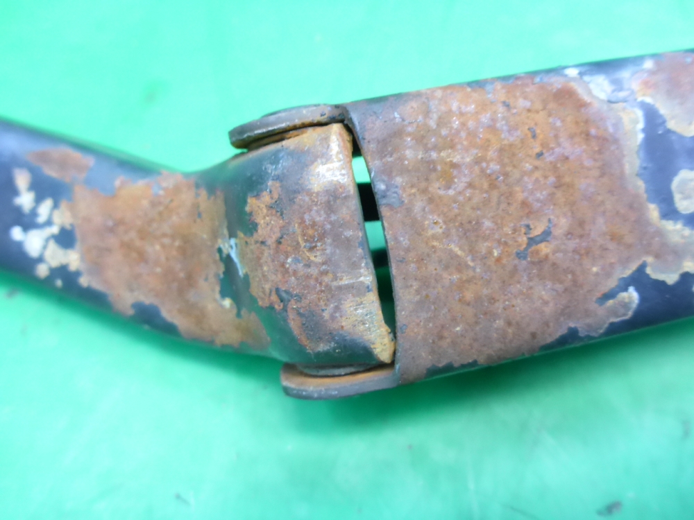 Поводок стеклоочистителя передний левый