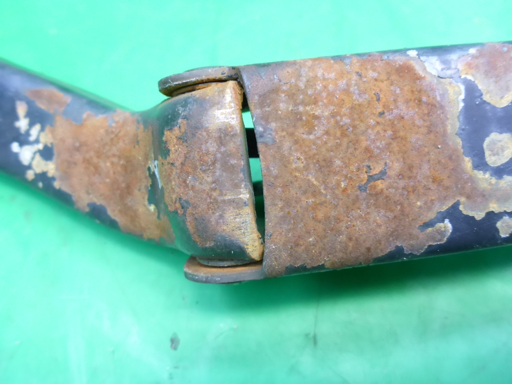 Поводок стеклоочистителя передний левый