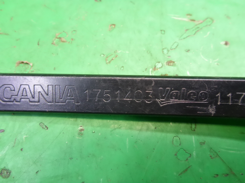 Поводок стеклоочистителя передний левый