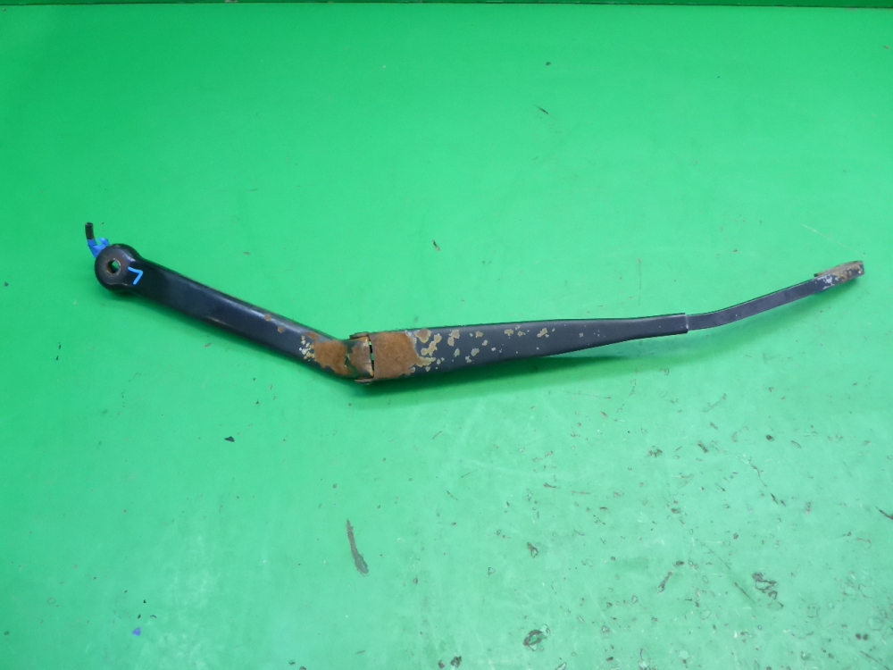 Поводок стеклоочистителя передний левый